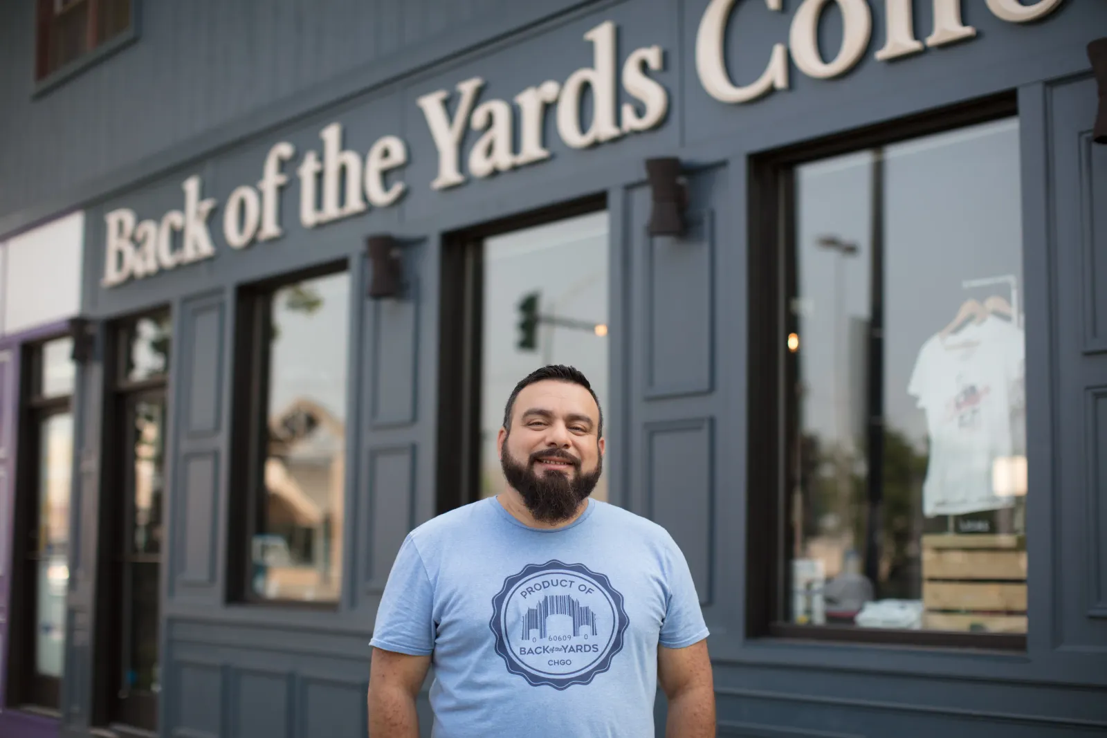 Jesús Iñiguez frente a la cafetería original en Chicago